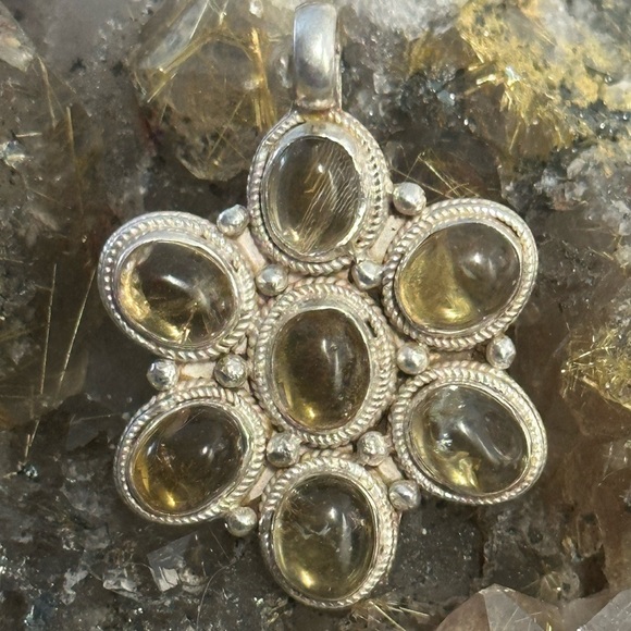 Golden rutilated quartz flower sterling silver pendant - Picture 1 of 12